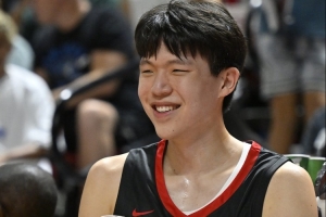 王博打趣：杨瀚森该感谢我 季后赛给他充足的锻炼&amp;让他那么早赴美