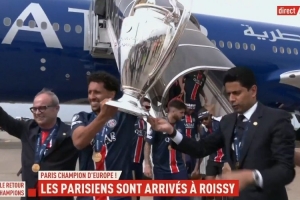 凯旋归来!巴黎携大耳朵杯抵达法国首都,纳赛尔&马队高举奖杯